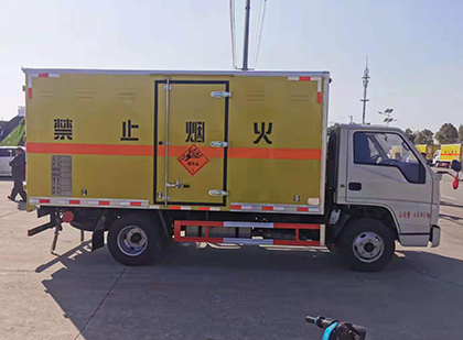 六枝特爆破器材运输车工人安全操作规范与智能技术保障